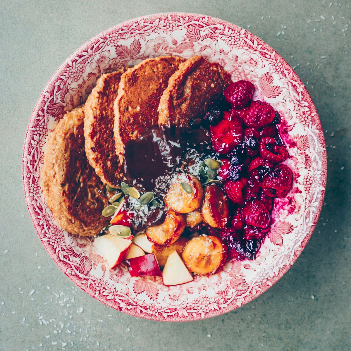 Veahero_'s tweet image. These 9-ingredient, dairy and #glutenfree Healthy #Pancakes are delightfully fluffy, oh-so delicious, and the perfect #slowweekend #brunch treat. Go on then, treat yo'self! Find the full recipe here 👉🏼 buff.ly/2F2ZQQR 🥞 #veahero #vegan #mealplanning