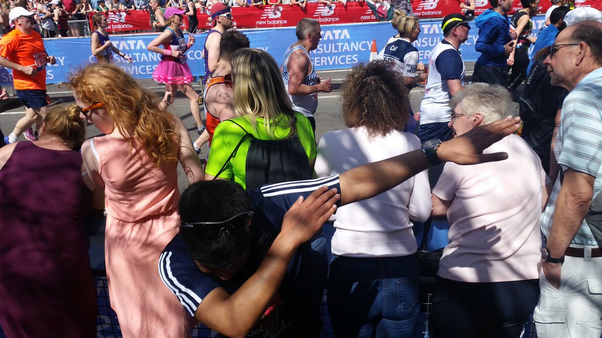 asafdar1's tweet photo. I believe this is the exact same place where I did 'that dab' right outside the @rpharms HQ 😎. Memories that will never ever go away & will be with me for ever & ever! @PharmaSupport @PharmaSte #LondonMarathon #RunAamer https://t.co/Omb3FNk9Ub