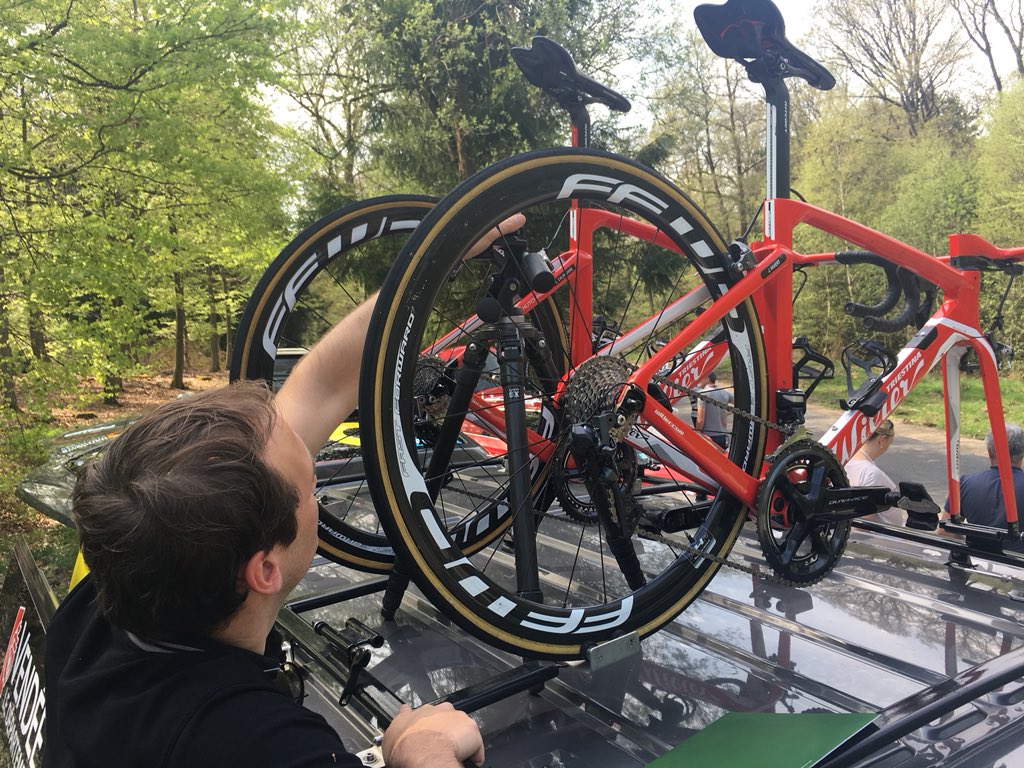 #LBL - Notre reporter d’images <a href="/_maximemuller/">Maxime Muller</a> fait preuve d’inventivité en fixant sa #GoPro sur le toit de la voiture : il veut vous offrir les plus belles images pour nos vidéos en immersion ! 🤗

#AllezDirectEnergie