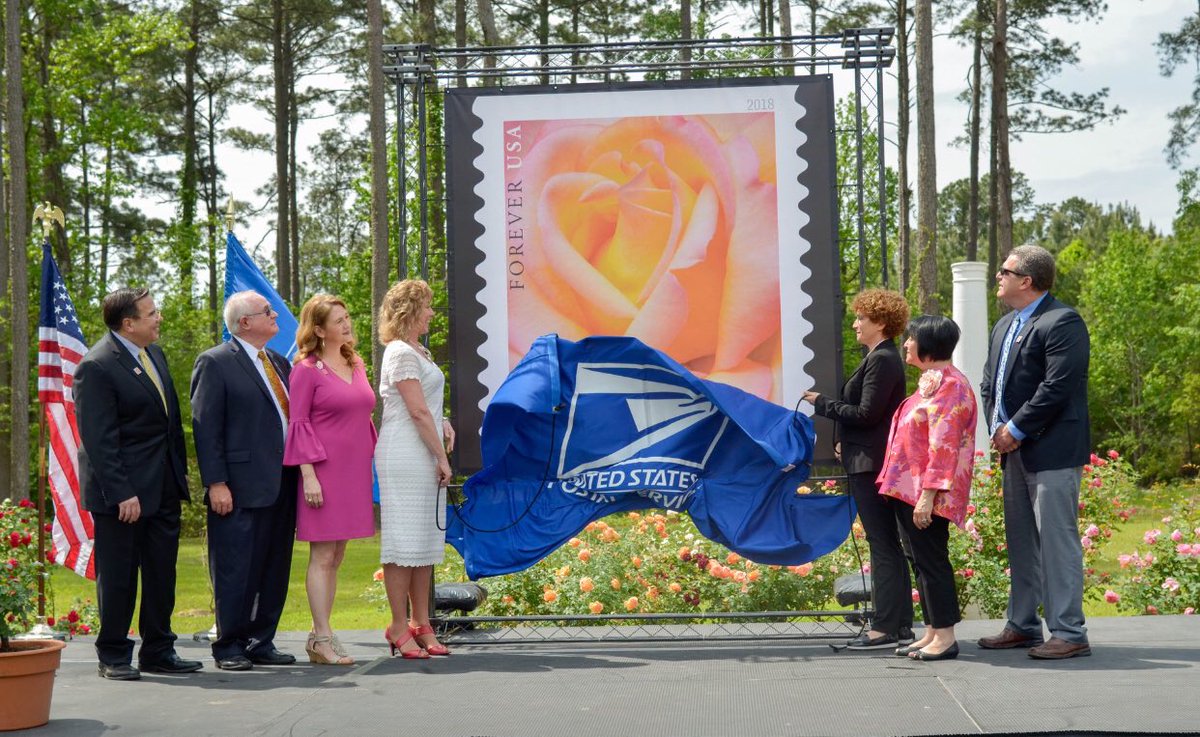 BarberTwana1's tweet photo. 🌷The Peace Rose Forever Stamp drew applause from a big crowd that turned out to not only see the unveiling, but also be the first in line to buy the stamp. It's thought to immediately become a collectible. #flowers #usps #garden #FDOI 🌺🌷🌹🌸💐 https://t.co/oulOXJHi8Y
