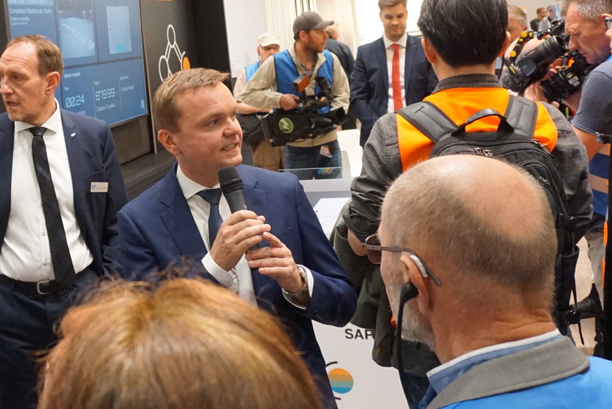 hannover_messe's tweet image. SAP is redefining #Logistics with its revolutionary solutions for fully automated warehouse management. Witness their vision of the future with the help of #VR #CeMAT #HM18 @SAP @SAPdach