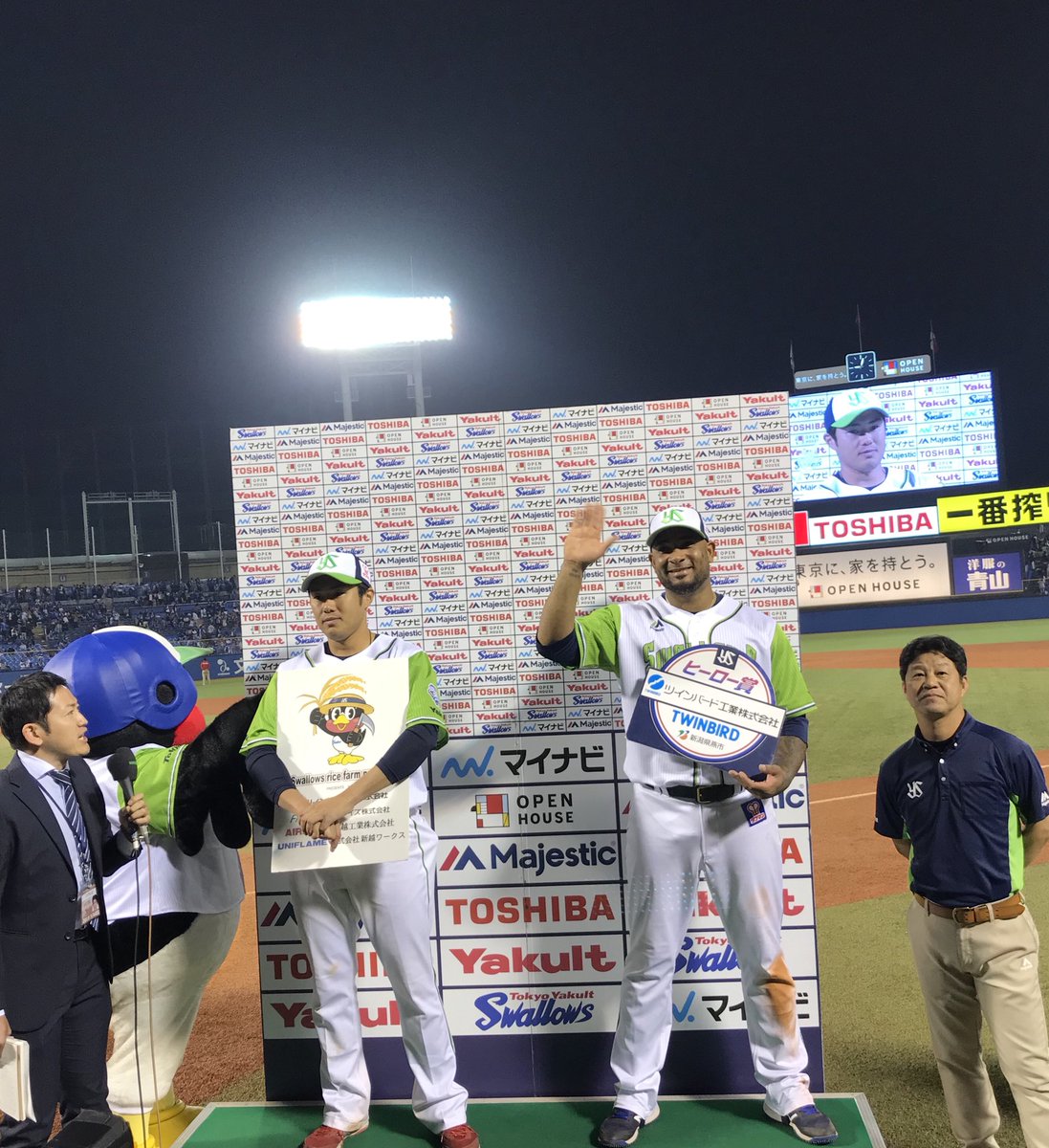 swallowspr's tweet photo. 【 #今日のヒーロー☆ 】
 #由規投手 と #バレンティン選手 です！
バレンティン選手は決勝点となる2ランホームラン！由規投手は6回2/3無失点の大活躍でした！
#swallows https://t.co/QNXoIXDtBM