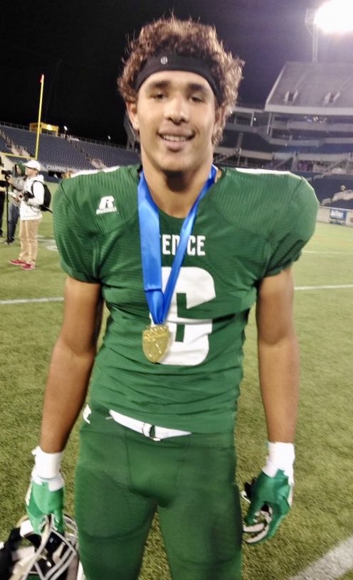 VeniceIndianFB's tweet photo. Congrats to our very own @JHeiligh on winning Prom King!! https://t.co/IVrLC9VQhA