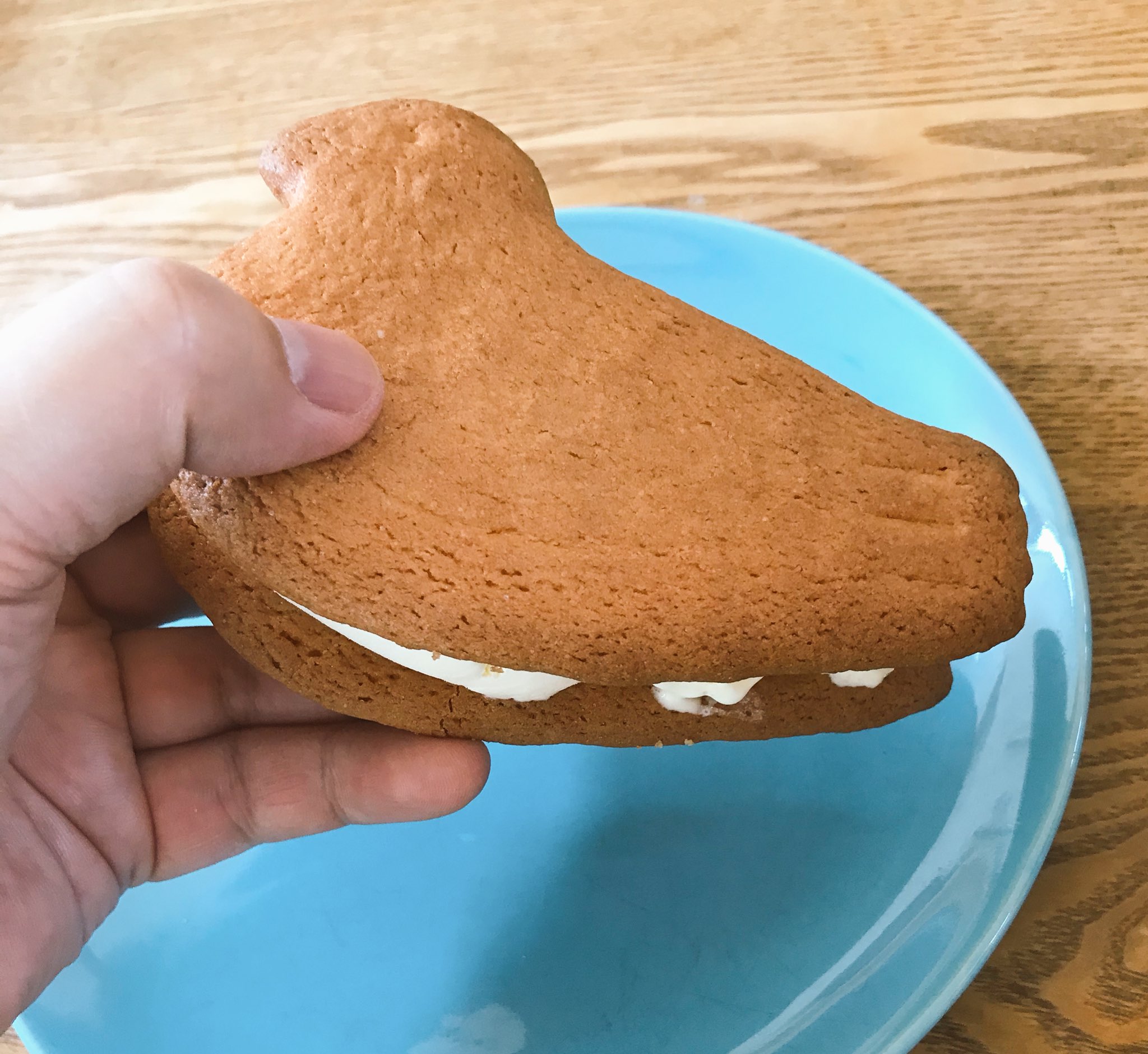 Akihito Abe 阿部晶人 Ar Twitter 暑いから鳩サブレー2枚でアイス挟んで食べた 皿に立つのが可愛い 鳩サブレー 鳩サブレーアイスサンド T Co U0t7ssaya4 Twitter