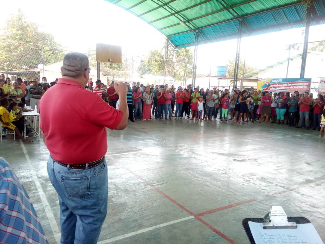JGuevaraPSUV's tweet photo. #TodosConMaduro Juramentación del comando de campaña Simón Bolivar de la parroquia El Yagual #JuntosTodoEsPosible vencemos👊🏼👊🏼👏🏽 @RCarrizalezPSUV https://t.co/7U2ruXfBhS