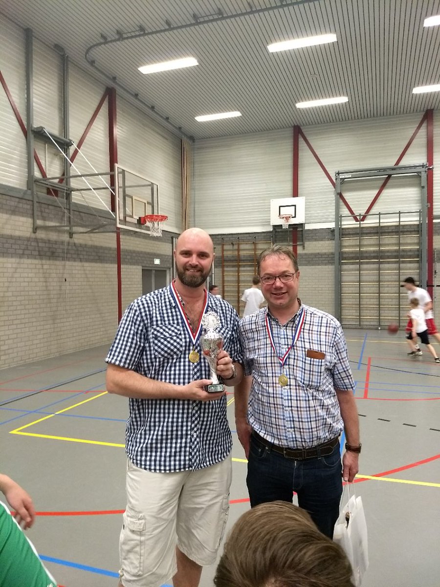 ELBC_basketball's tweet photo. U16-2 kampioen van het hele seizoen in sterke competitie. Proficiat spelers en coaches!! @gem_ettenleur @BNDeStemEL @EttenleurseBode https://t.co/EZ6CvmB2q0