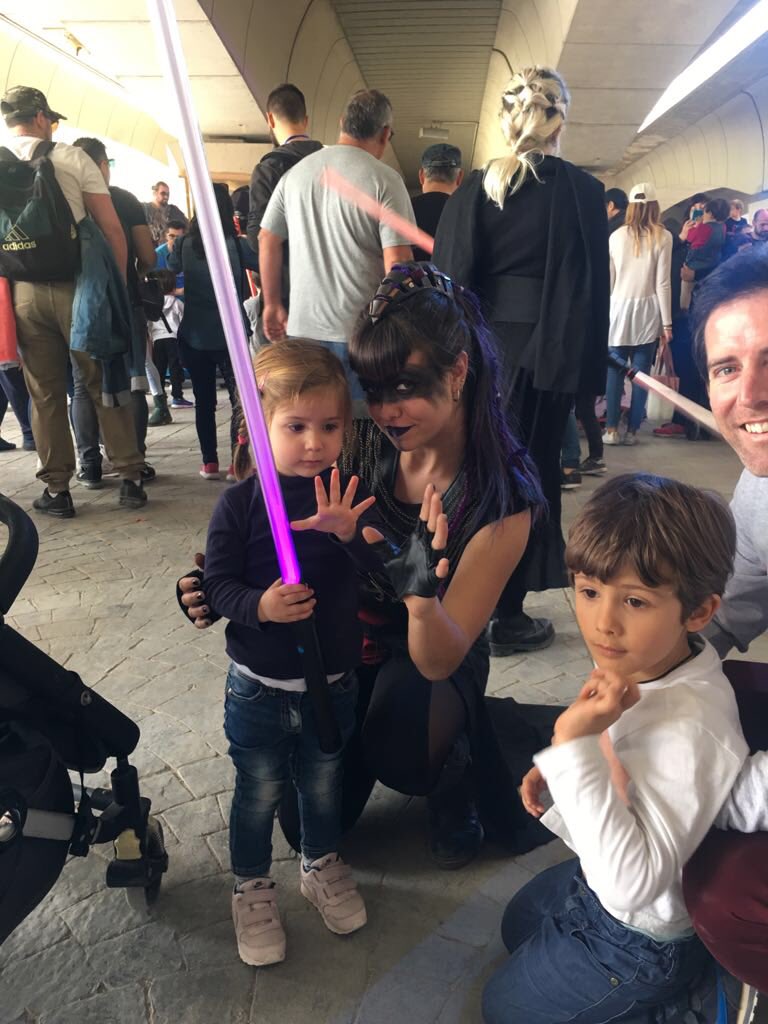 frikipolis's tweet photo. La foto de tradición con @ES_HORUSET Aprendiendo el poder del lado oscuro 😬😬😬😬 #starwars @payasospital @SagaSkywalker https://t.co/A5cygmrauh