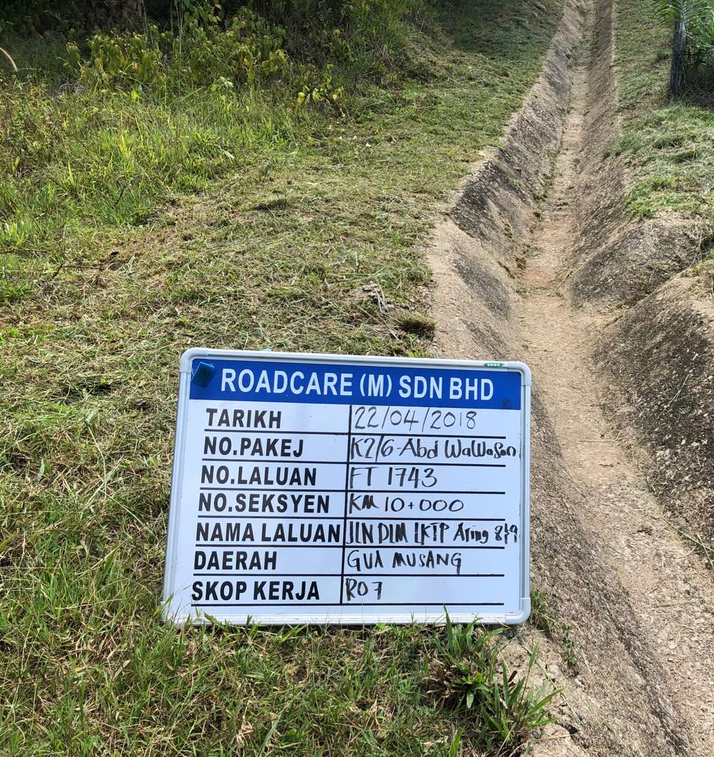 22.04.2018 #teamroadcare laksana tanggungjawab yang diamanahkan.
Kerja pembersihan longkang jalan aring 8 &amp; 9, Gua Musang.

<a href="/Roadcare_Kel/">ROADCARE KELANTAN</a> 
@Roadcare_Msia 
<a href="/jkrguamusang/">JKR Gua Musang</a> 
@Roadcare_K2