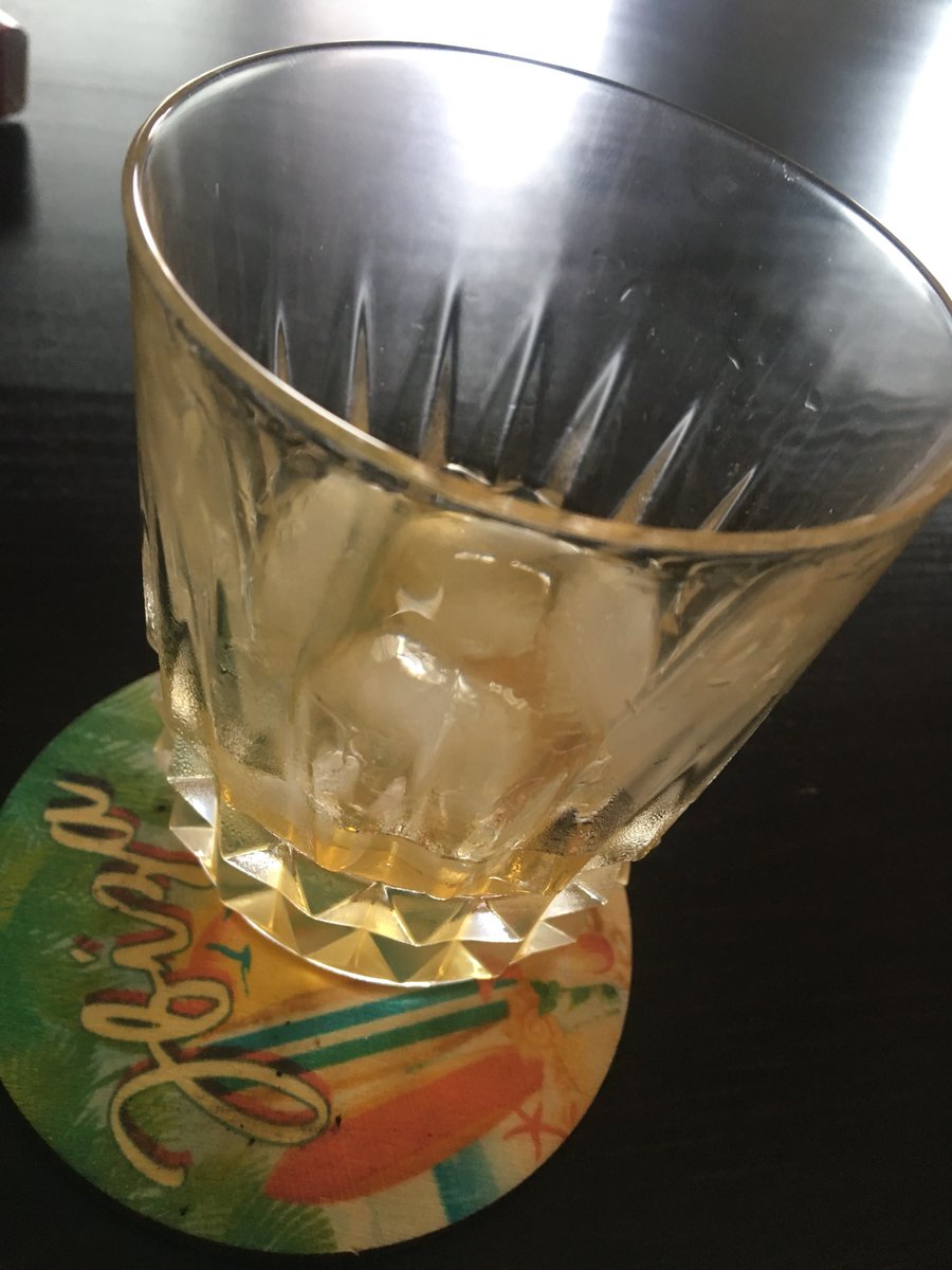 Acabant existencies. Després de gastar el brebaje guarro tirem de calitat ja. Copes a 15 pavos. Preu popular. Producte de proximitat.