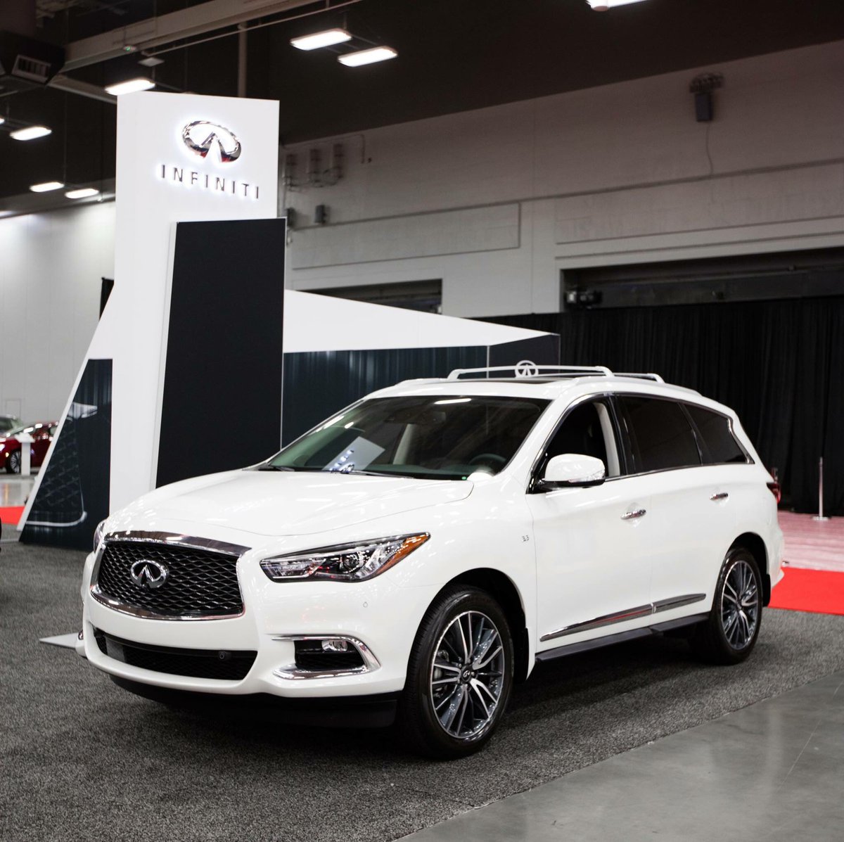 AustinINFINITI's tweet photo. A perfect balance between SUV and crossover, the 2018 #QX60 might be the luxury vehicle you're looking for. 

Come try out the 3rd row seating at our #AustinAutoShow booth until 6pm tonight! https://t.co/nSiePMa0oi