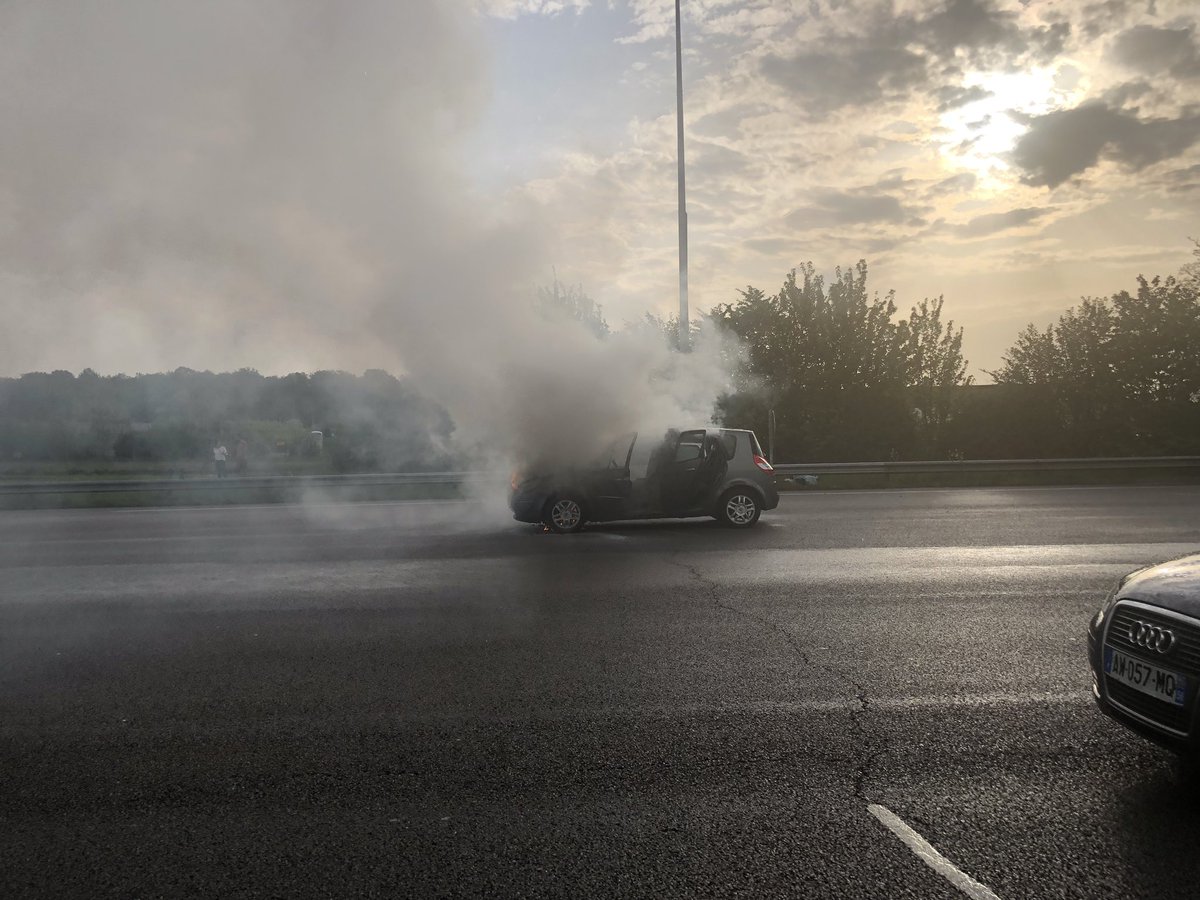 jeanphi_'s tweet photo. @sanef_1077 voiture en feu confirmée au péage Heudebouville sens province/paris https://t.co/kyCbNTpZbS