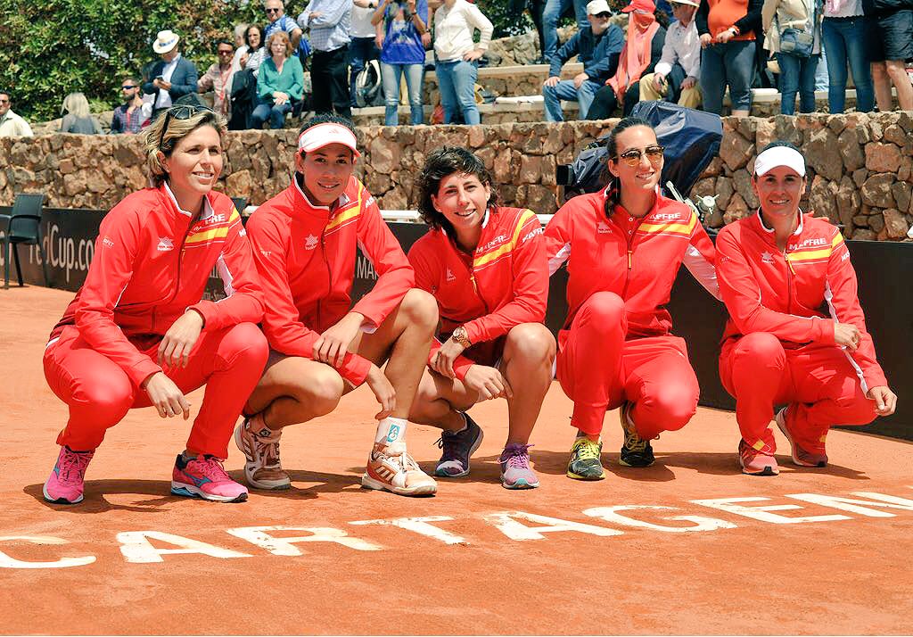 CTennisManresa's tweet photo. Enhorabona a tot l,equip de @spaintenis i a la Ma. José Martínez del CT #Manresa per la seva victòria a l,eliminatòria de la #FedCup davant del Paraguay! #ESPPAR https://t.co/kZwFjibFl7