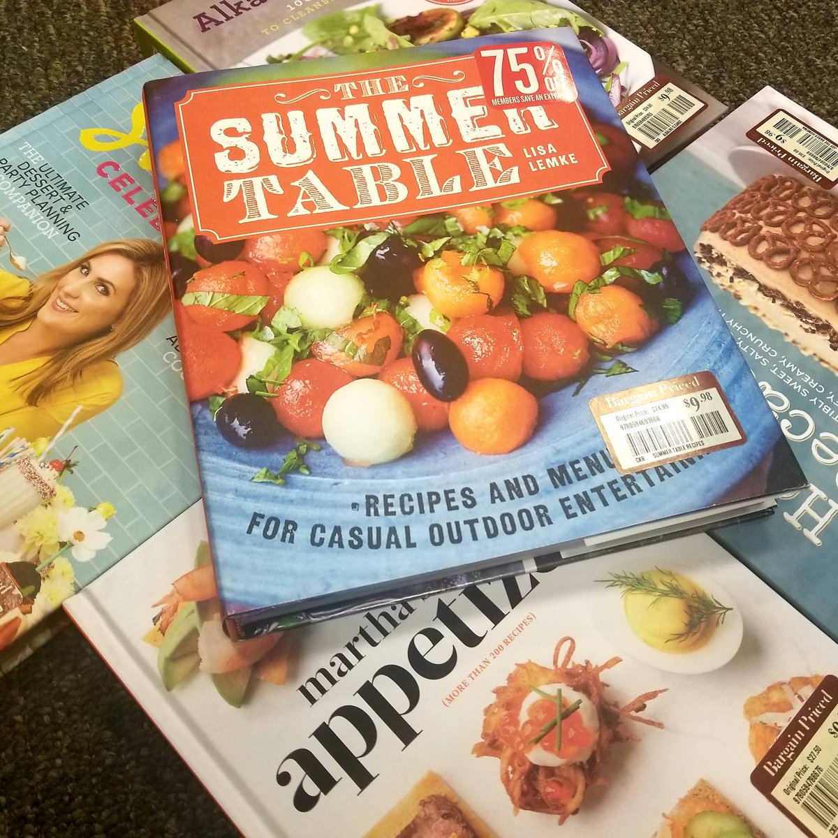 BNMandeville's tweet photo. Today and tomorrow, select bargain cookbooks are 75% off. Grab a new book of recipes for only $2.49 each. https://t.co/Y5gfzj8f76