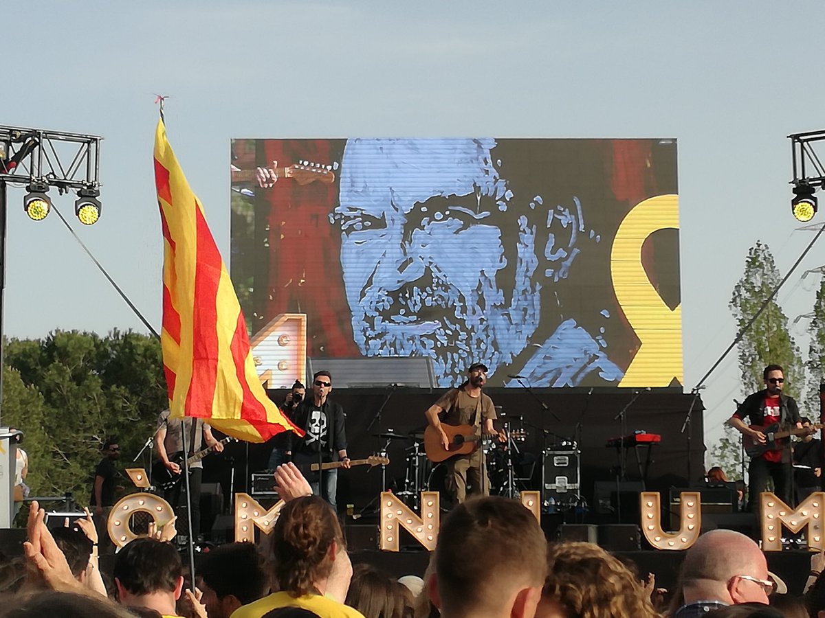 lolimolina's tweet photo. Molt bonic el que s'està vivint avui a Santa Perpètua, una llàstima que haguem d'estar així #LlibertatPresosPolítics #ProuExili #UsVolemACasa #Cuixart43 https://t.co/yPifXgn01R