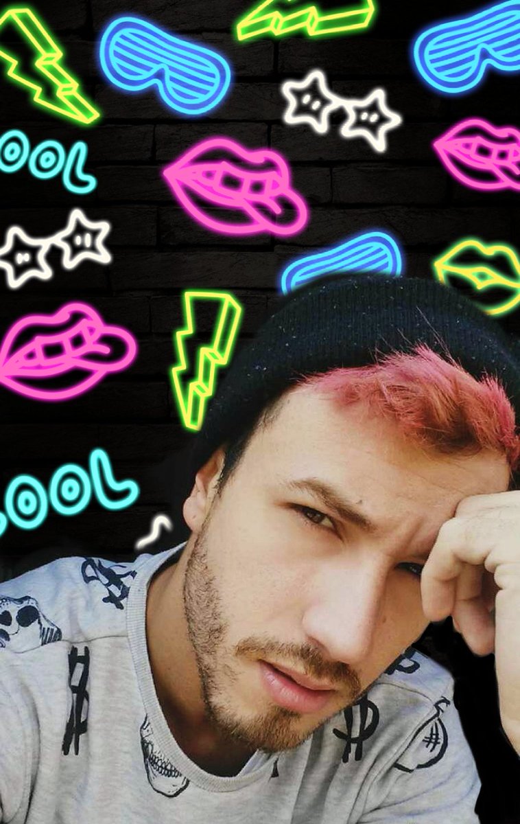 jotapewilliams's tweet photo. // WALLPAPER

 💌🔻🔴🔺

 HAHAHA https://t.co/fwsqe4b2jS
