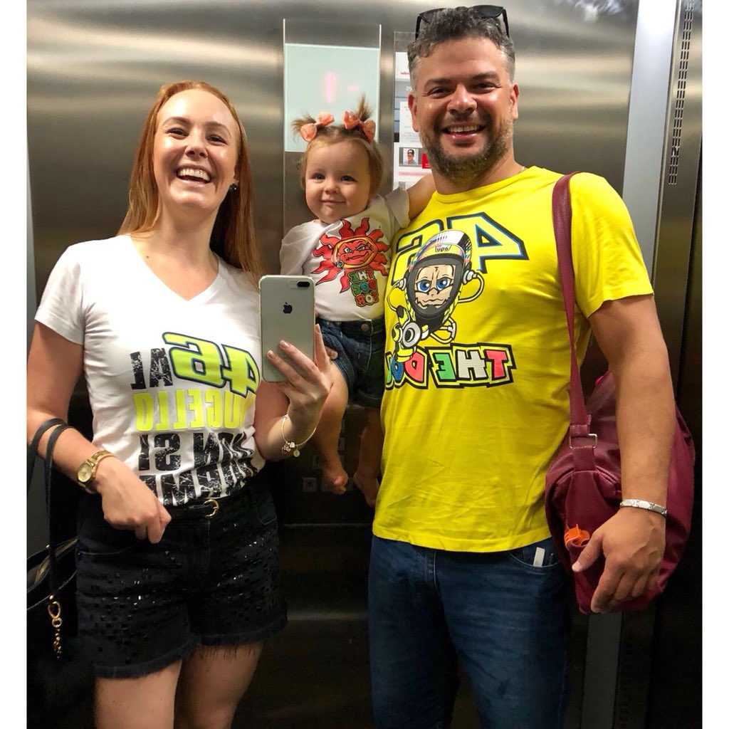 julianocalliari's tweet photo. Torcida organizada aqui @gutonejaim @faustomacieira #motogpnosportv com a pequena Ceci e Veronica #govr46 https://t.co/7MoNkunTxu