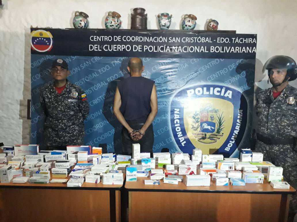 FreddyBernal's tweet photo. #Tachira |Mientras en el Oncológico hay pacientes que están padeciendo por falta de medicinas, es lamentable que individuos como éste se presten para actos criminales de contrabando, extracción y bachaqueo de medicinas, pero tengan por seguro que caerán con todo el peso de la ley https://t.co/QIwHT6ICmG
