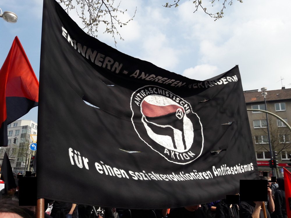 anetzdo's tweet photo. Bilder vom anarchistischen Block auf der Demonstration gegen den Naziaufmarsch in #Dortmund am 14.04. an dem bis zu 80 Genoss*innen bei gleichzeitig stattfindenen Blockade Aktivitäten teilgenommen haben. #Do1404 #nonazisdo #Anarchismus #Anarchie https://t.co/lxV9Wvmwk7
