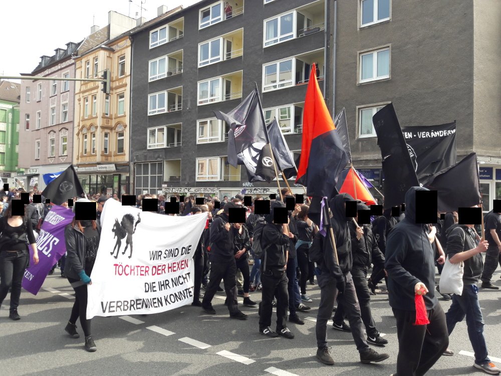 anetzdo's tweet photo. Bilder vom anarchistischen Block auf der Demonstration gegen den Naziaufmarsch in #Dortmund am 14.04. an dem bis zu 80 Genoss*innen bei gleichzeitig stattfindenen Blockade Aktivitäten teilgenommen haben. #Do1404 #nonazisdo #Anarchismus #Anarchie https://t.co/lxV9Wvmwk7