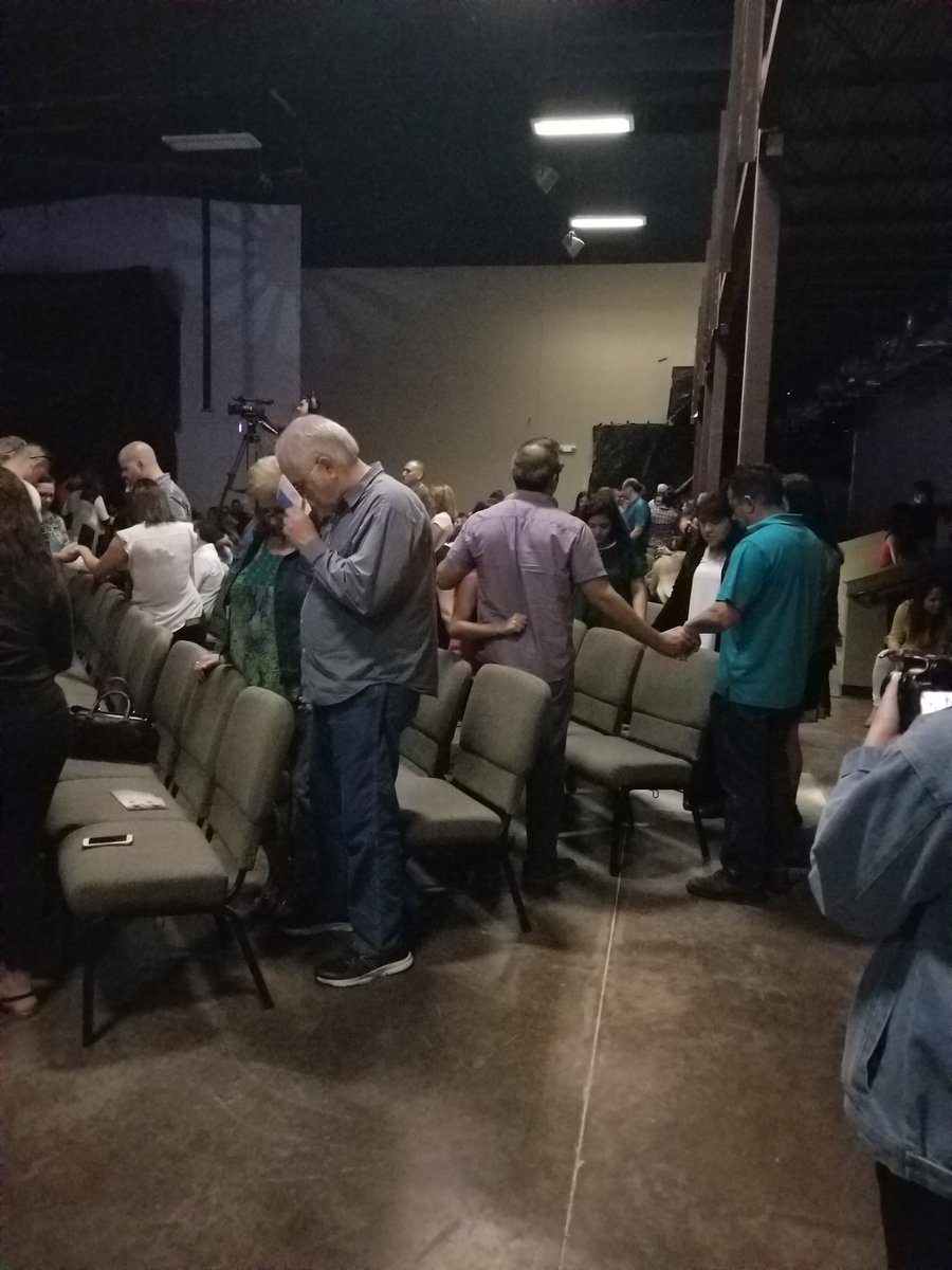 SouthTejas1984's tweet image. Small group prayer
#AChurchThatPrays
#StrongFamily
Awesome sight to see 600+ in small groups praying about being better parents #ParentTrap 
@gatewaysatx