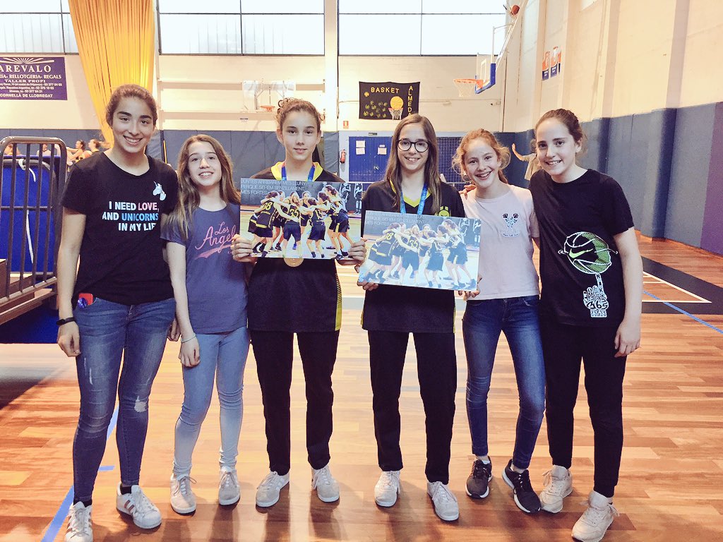 ASRBasketAlmeda's tweet photo. Moment molt especial viscut ahir al #pavellóAlmeda abans del partit del #SFALM
L'Ari i la Paula, jugadores del##MF06ALM van rebre al costat de les seves companyes, el reconeixement de tota la grada per la seva recent 🥈 amb #CatalunyaBQ
#adnAlmeda #canteraAlmeda #modelAlmeda https://t.co/10TgvjuSNS
