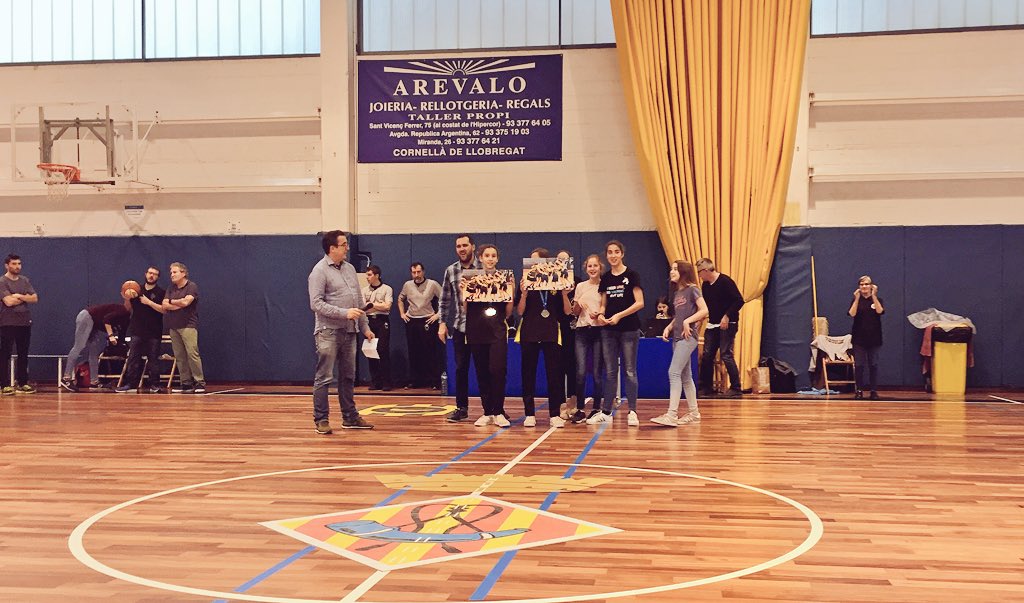 ASRBasketAlmeda's tweet photo. Moment molt especial viscut ahir al #pavellóAlmeda abans del partit del #SFALM
L'Ari i la Paula, jugadores del##MF06ALM van rebre al costat de les seves companyes, el reconeixement de tota la grada per la seva recent 🥈 amb #CatalunyaBQ
#adnAlmeda #canteraAlmeda #modelAlmeda https://t.co/10TgvjuSNS