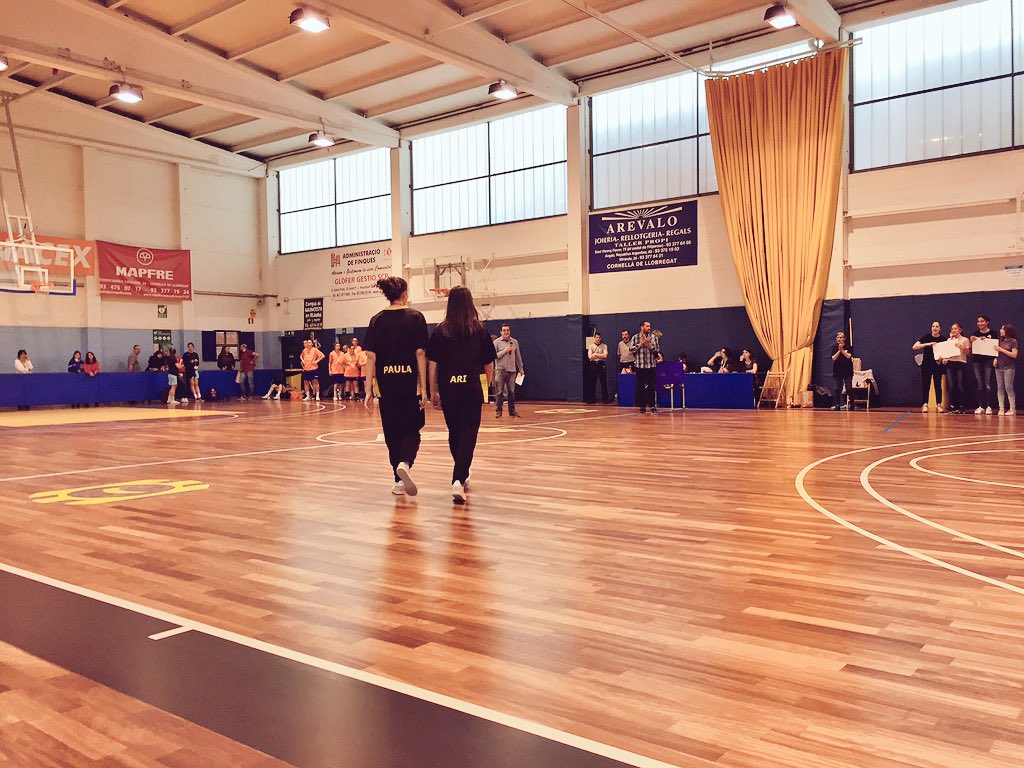 ASRBasketAlmeda's tweet photo. Moment molt especial viscut ahir al #pavellóAlmeda abans del partit del #SFALM
L'Ari i la Paula, jugadores del##MF06ALM van rebre al costat de les seves companyes, el reconeixement de tota la grada per la seva recent 🥈 amb #CatalunyaBQ
#adnAlmeda #canteraAlmeda #modelAlmeda https://t.co/10TgvjuSNS