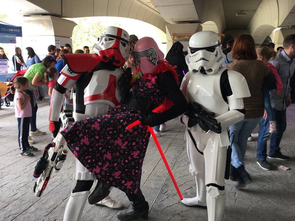 ciudadpayasos's tweet photo. En La Ciudad de los Payasos tenemos visitantes de Valencia, de fuera de Valencia y de galaxias muy muy lejanas. Algunos del Imperio y otros Rebeldes... ¡¡muy rebeldes!!Gracias @ES_HORUSET 🤡🧒🏻👦🏻👽 
#laciudaddelospayasos #payasospital #starwars https://t.co/C4hvmzNjA8