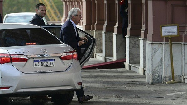 Desde el Gobierno, prometen que "este es el último gran aumento de tarifas" y que la inflación irá bajando dlvr.it/QQNZBl