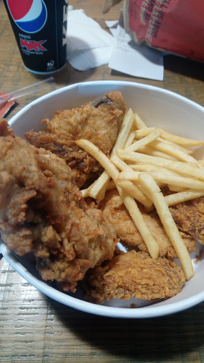irishbeersnob's tweet photo. Feel much better after some dirty chicken in the departures lounge of Manchester Airport #waynewatch https://t.co/JxqhRIIpmT