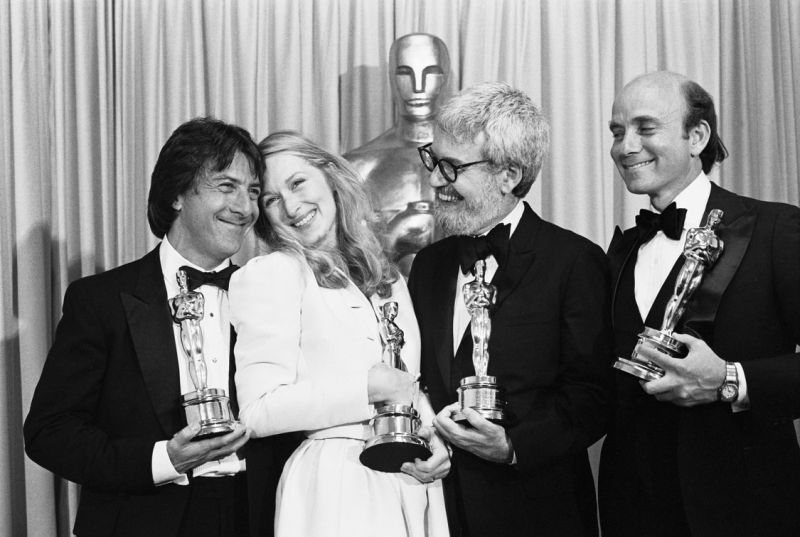 cmerylstreep's tweet photo. She celebrated her best supporting actress win in the Oscars press room in 1980. That year, Meryl took home the trophy for her role in Kramer vs. Kramer. Meryl Streep,Dustin Hoffman, Robert Benton, Stanley R. Jaffe 
#merylstreep #dongummer #dustinhoffmam #Roberbenton 
#centralMS https://t.co/oNc7yarjvU