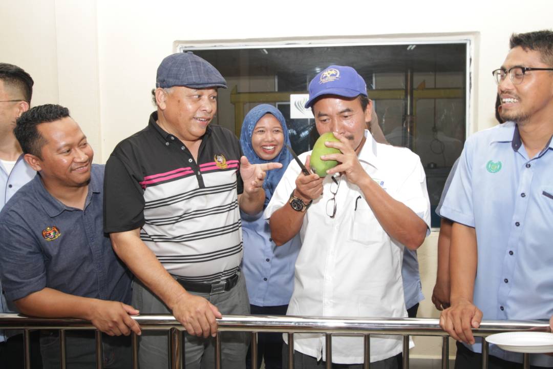 myDOA_HQ's tweet photo. Lawatan DS KSU MOA ke Pusat Kecemerlangan Harumanis Bukit Bintang, Sungai Batu Pahat, Perlis

@ismailbakar60 @msallehhuddin @bad5277@JHarizan
#PertanianHEBAT #ourfoodourfuture #MY1DOA https://t.co/kQO86d2Epv