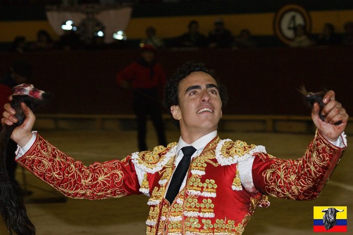 TOROSECUADOR's tweet photo. Joaquín Galdós indulta a "Lagartijo" de Campo Bravo en Riobamba, tras  realizarle una gran faena llena de detalles y buen toreo. Resultado  artístico Álvaro Samper: palmas y palmas.José Garrido: Vuelta al ruedo y  oreja.Joaquín Galdós: 2 orejas y rabo (simbólicos) y ovación. https://t.co/2tlMi6D88i