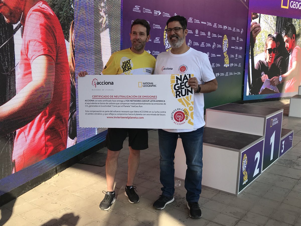 acciona_latam's tweet photo. @DiegoramiroPini hace entrega del certificado de neutralización de emisiones a @NatGeo_la que transforma a la #NatGeoRunCL en un evento #CarbonoNeutral 🌎😎 https://t.co/tGh4bpnH0u
