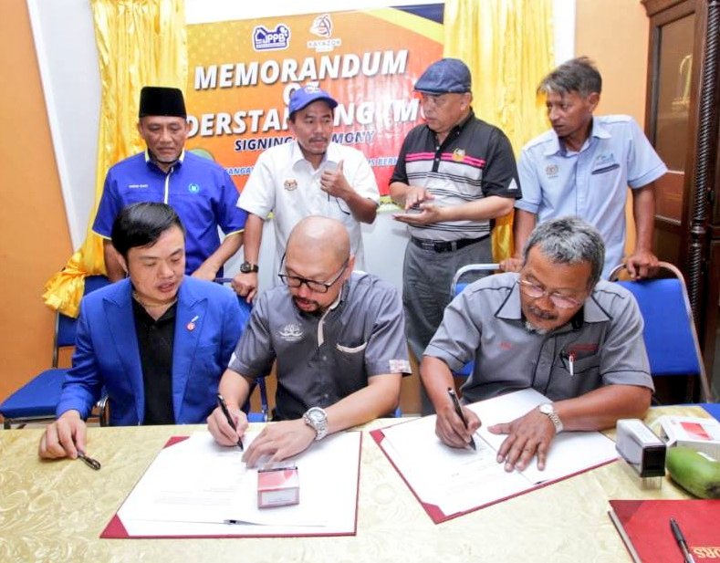 myDOA_HQ's tweet photo. Majlis menandatangani MOU antara Koperasi Kakitangan Jabatan Pertanian Perlis &amp; Kayazon Bhd
- Pengeksportan Mangga Harumanis ke China &amp; Hong Kong

@ismailbakar60 @msallehhuddin @bad5277@JHarizan @moaMalaysia https://t.co/GvAEKMbkX4