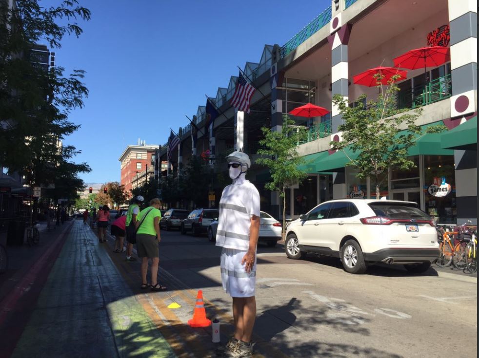FloydFlexpost's tweet photo. Hello, world. 
Let's protect some bicyclists! https://t.co/sqDxDbSMG7
