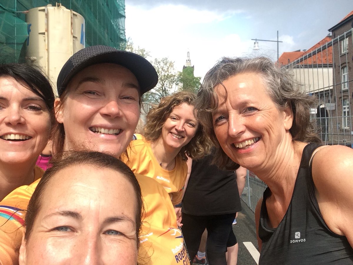 Pffff wat was het warm bij @roermondcityrun 😅Dank voor extra water in de vorm van spons, beker of tuinslang 😊 tijdens deze stoere stadsloop!
Team @Rabobank_CZL @LizenkaPeters @MyleneSpierts @patricia #Jolanda en #Patricia