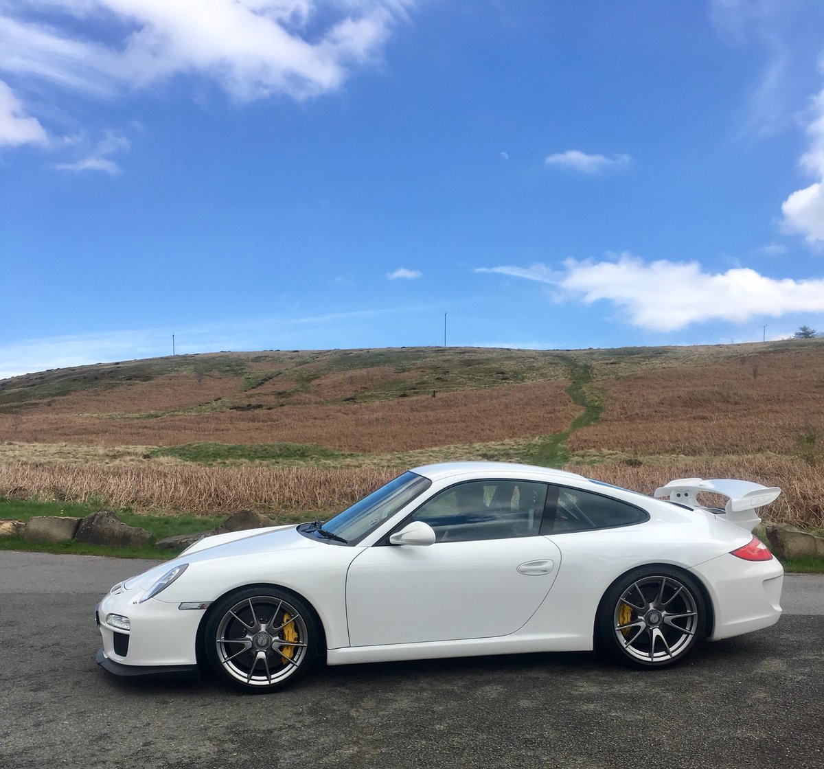 Strasseleeds's tweet photo. #SuperCarSunday #Porschegt3 #Clubsport #997Gen2 #stretchyourlegs #getoutanddrive @PorscheSauce @PocketRocketMkt @PorscheRetail @MillersOilsLtd @MrDubonet @v8aholic @HA11NNH what else to you do on your day off? 🏁 https://t.co/MW1V7SNj9a