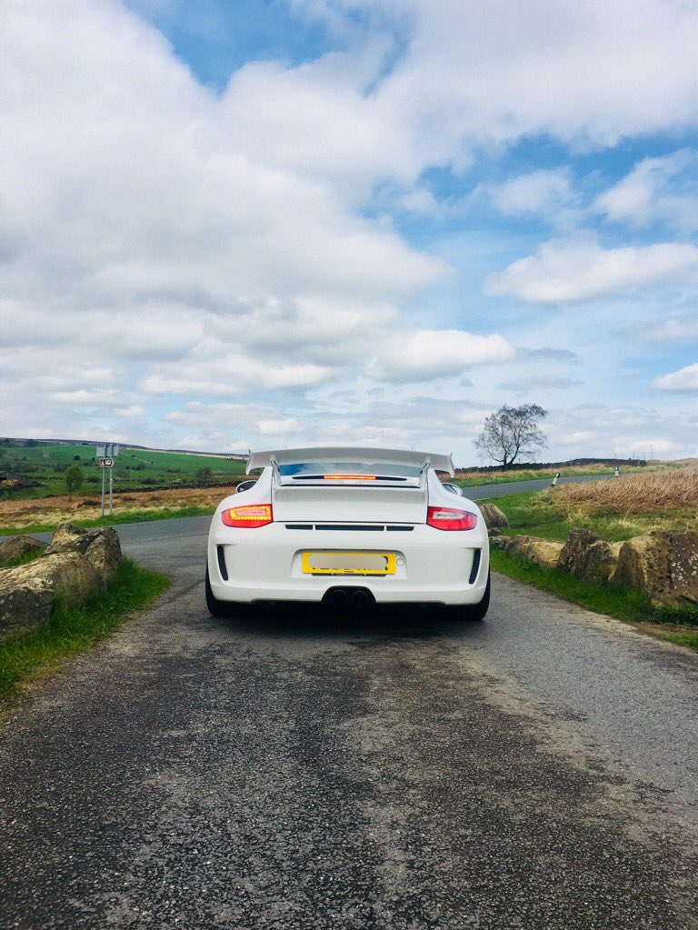 Strasseleeds's tweet photo. #SuperCarSunday #Porschegt3 #Clubsport #997Gen2 #stretchyourlegs #getoutanddrive @PorscheSauce @PocketRocketMkt @PorscheRetail @MillersOilsLtd @MrDubonet @v8aholic @HA11NNH what else to you do on your day off? 🏁 https://t.co/MW1V7SNj9a