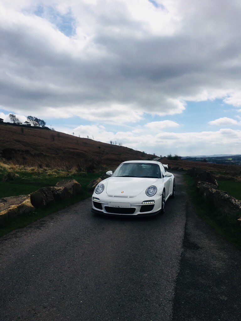 Strasseleeds's tweet photo. #SuperCarSunday #Porschegt3 #Clubsport #997Gen2 #stretchyourlegs #getoutanddrive @PorscheSauce @PocketRocketMkt @PorscheRetail @MillersOilsLtd @MrDubonet @v8aholic @HA11NNH what else to you do on your day off? 🏁 https://t.co/MW1V7SNj9a