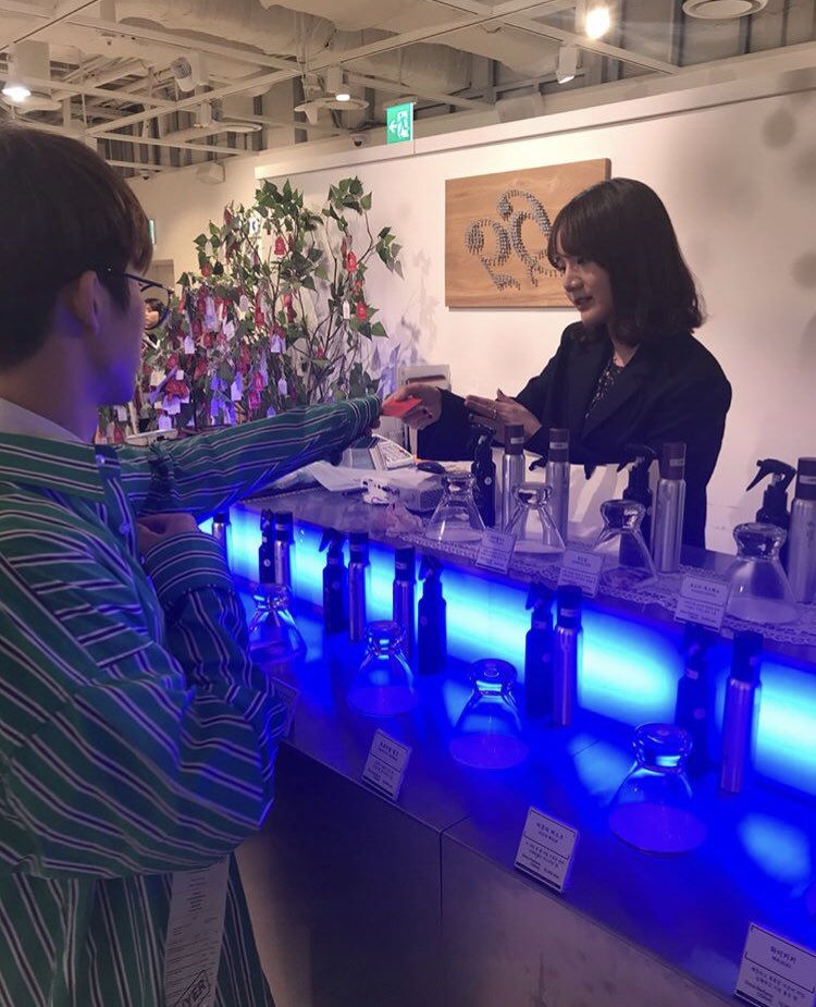 Hanbin_TH's tweet photo. [IG] 180422 lab_5gam update #BI #비아이 ฮันบินกับคุณแม่และน้องบยอลที่ Lab5gam วันนี้ค่ะ 😍

https://t.co/jHehqrsqtz https://t.co/wW1WfUgCMr
