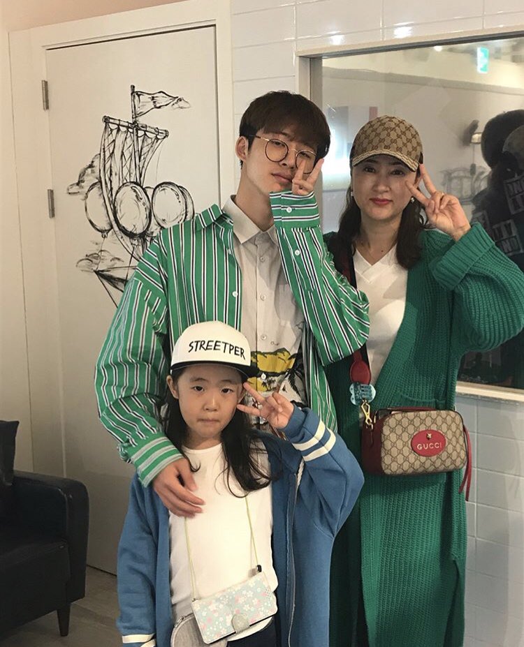 Hanbin_TH's tweet photo. [IG] 180422 lab_5gam update #BI #비아이 ฮันบินกับคุณแม่และน้องบยอลที่ Lab5gam วันนี้ค่ะ 😍

https://t.co/jHehqrsqtz https://t.co/wW1WfUgCMr