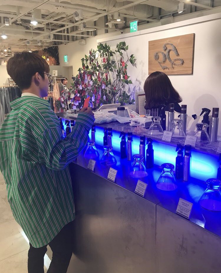 Hanbin_TH's tweet photo. [IG] 180422 lab_5gam update #BI #비아이 ฮันบินกับคุณแม่และน้องบยอลที่ Lab5gam วันนี้ค่ะ 😍

https://t.co/jHehqrsqtz https://t.co/wW1WfUgCMr