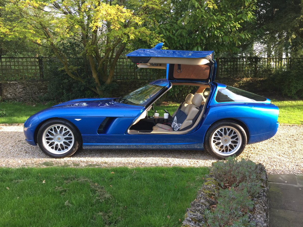 Sunny Day, the car is Blue💙