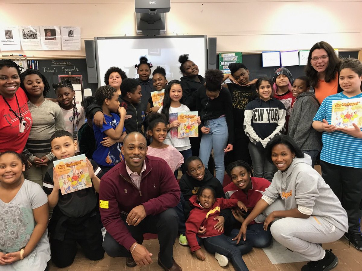 ConstantJazz531's tweet photo. Visited Mrs. Flowers-Thompson’s classroom to share the @hey_tuskegee story!  Such bright students they are and asked wonderful questions!  @TuskegeeUnivSGA @ChiSkegeeClub @skegeeCAS @SkegeeGT https://t.co/oAQcFIGM40