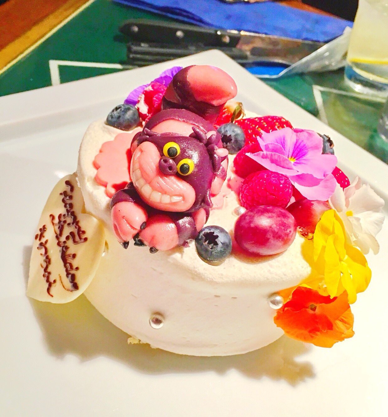 深見梨加 Fums ファム でgoods受付中 今日は妹の誕生日 今月末は友達の誕生日だけど 当日彼女 は海外にいて会えないので 今日サプライズで一緒にやっちゃおーと 友達が大好きなチシャ猫ケーキも 作ってもらいました ふなケーキと共に