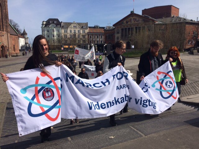 AarhusUni's tweet photo. Lidt stemningsbilleder fra dagens March for Science i Aarhus. Læs dekan Lars Bo Nielsens tale i forbindelse med arrangementet her: https://t.co/sSO4N0ZBDV #marchforsciencedk #MarchforScience #forskpol #auforsker #aarhusuni https://t.co/sG8YO9OGNU