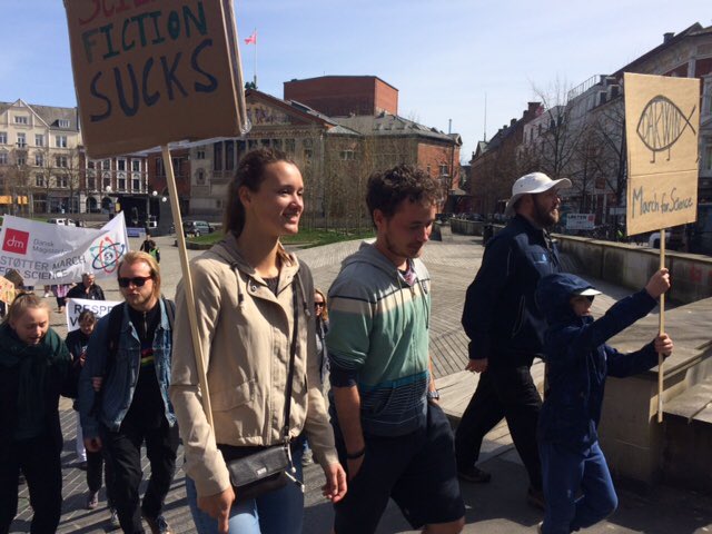 AarhusUni's tweet photo. Lidt stemningsbilleder fra dagens March for Science i Aarhus. Læs dekan Lars Bo Nielsens tale i forbindelse med arrangementet her: https://t.co/sSO4N0ZBDV #marchforsciencedk #MarchforScience #forskpol #auforsker #aarhusuni https://t.co/sG8YO9OGNU