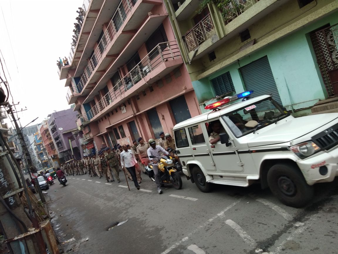 DCPWestBCP's tweet photo. ದಿನಾಂಕ: 22.04.2018 ರಂದು ಸಂಜೆ ಮಾಗಡಿರಸ್ತೆ ಪೊಲೀಸರು ವಿಧಾನಸಭೆ ಚುನಾವಣೆ-2018 ರ ಹಿನ್ನಲೆಯಲ್ಲಿ ಠಾಣಾ ಸರಹದ್ದಿನಲ್ಲಿ ಪಥಸಂಚಲನ ನಡೆಸಿರುತ್ತಾರೆ. 
|#ಶಾಂತಿಯುತಚುನಾವಣೆಯಕಡೆ|#ನಮ್ಮಪಡೆಗಳನಡೆ|
@magadiroadbcp| #KarnatakaElections2018| #PoliceRouteMarch| @Blrcitypolice| #AreaDominationContinued....... https://t.co/A8RqelBeXH