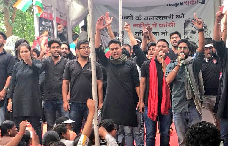 Ayushivasudeva's tweet photo. @ArvindGaur ३० सालों से जनता के प्रेम की बदौलत अपना थिएटर ग्रुप चला रहे हैं जनता का प्रेम ही उनके लिए सबसे बड़ी दौलत है ! थिएटर ही उनकी जिंदगी है और थिएटर के माध्यम से ही वो समाज में बदलाव लाना चाहते हैं इस मिशन में सफल भी हो रहे हैं आगे पूरा पढ़े https://t.co/w1emNcLEbG https://t.co/njhHxJjdZJ
